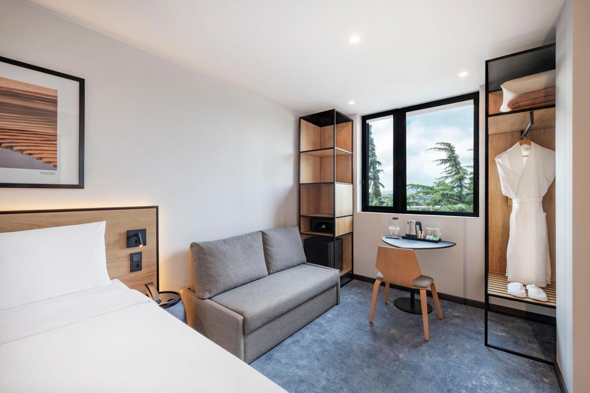 Ibis Tbilisi Airport Hotel ภายนอก รูปภาพ