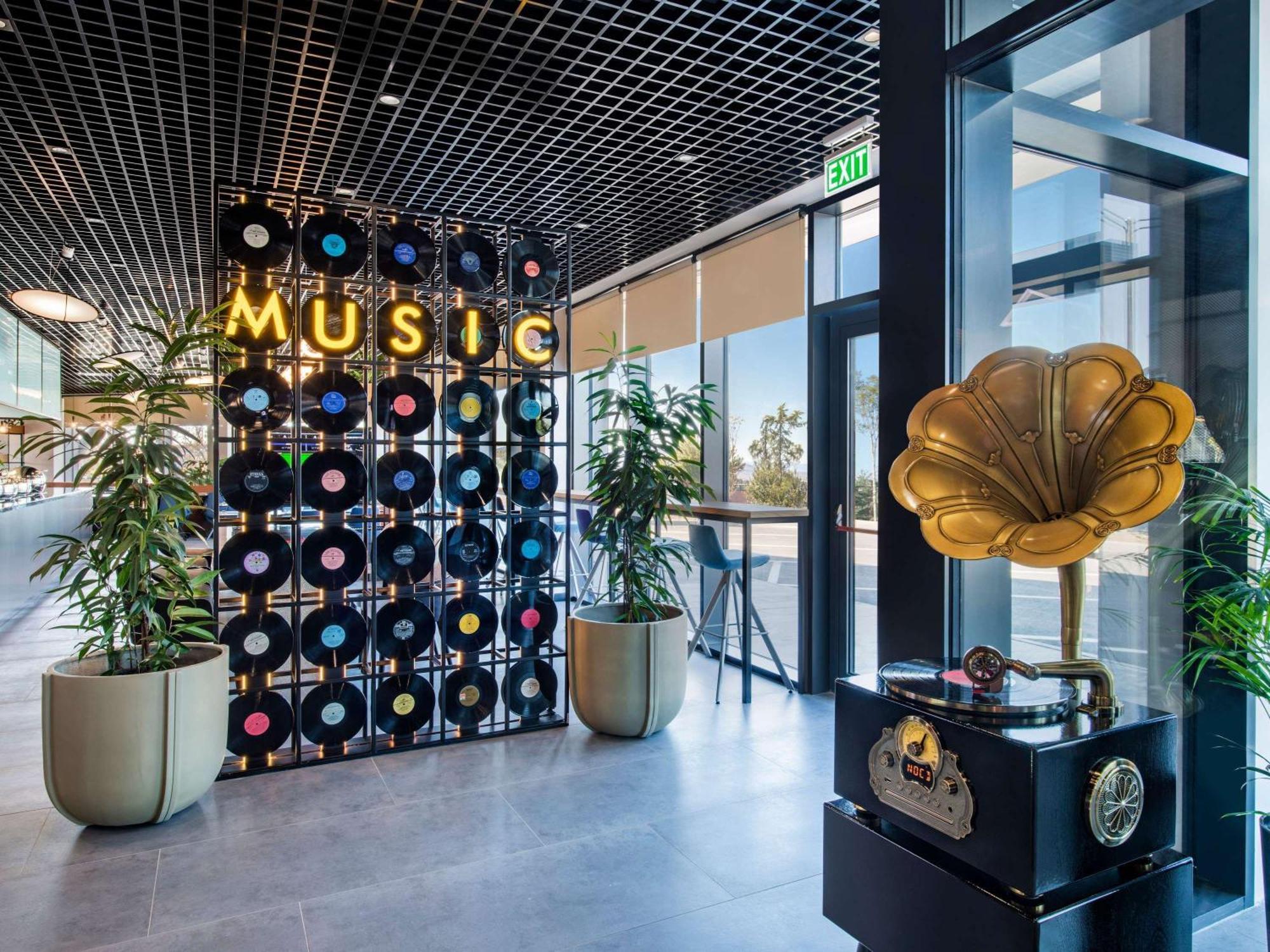 Ibis Tbilisi Airport Hotel ภายนอก รูปภาพ